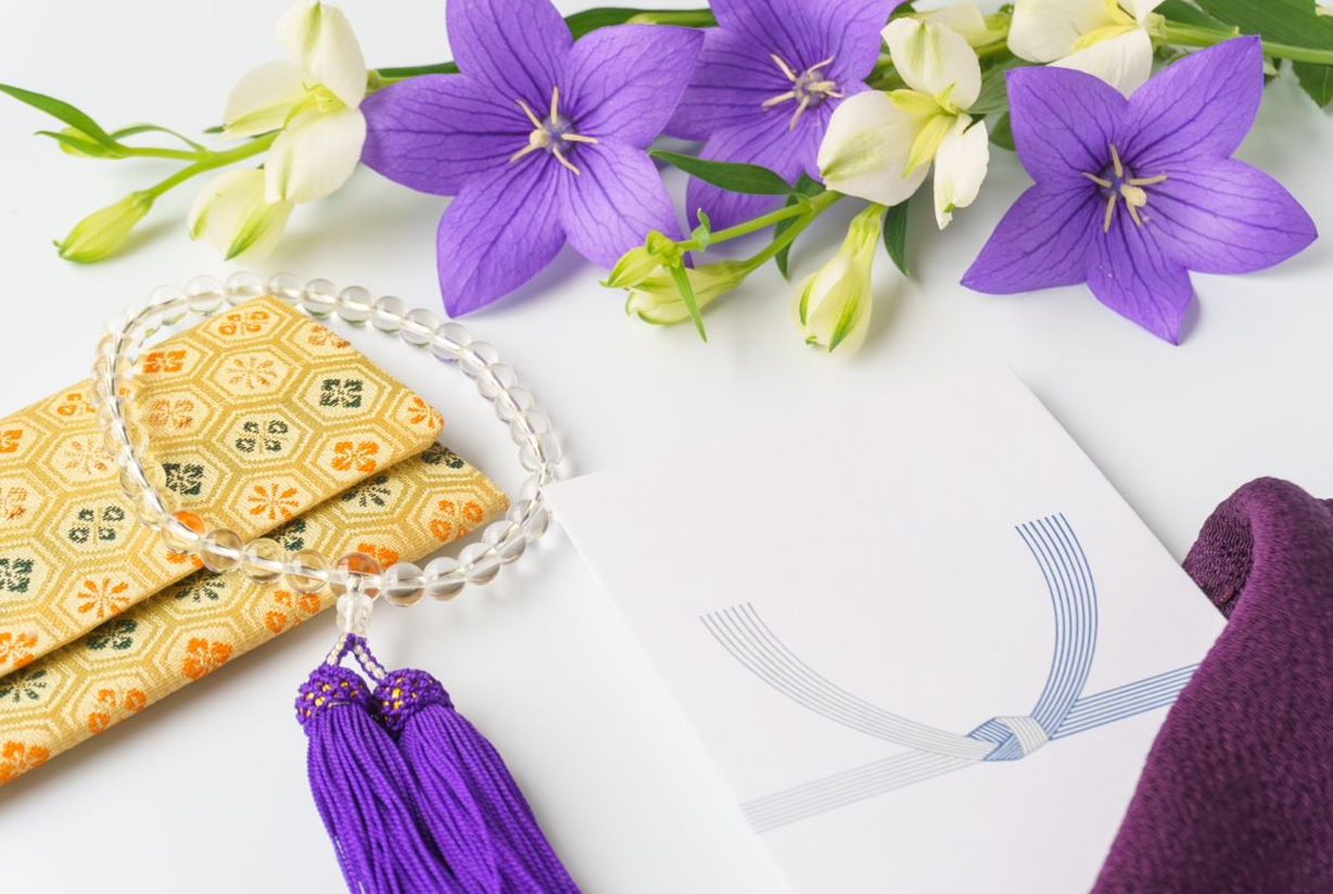 家族葬のお香典マナーとは？金額相場や辞退方法、参列時の注意点を解説