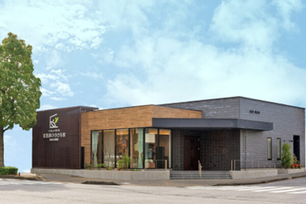 <span class="accent">家族葬専用</span>の<span class="accent">一日一組限定</span><br>温かみのあるホール